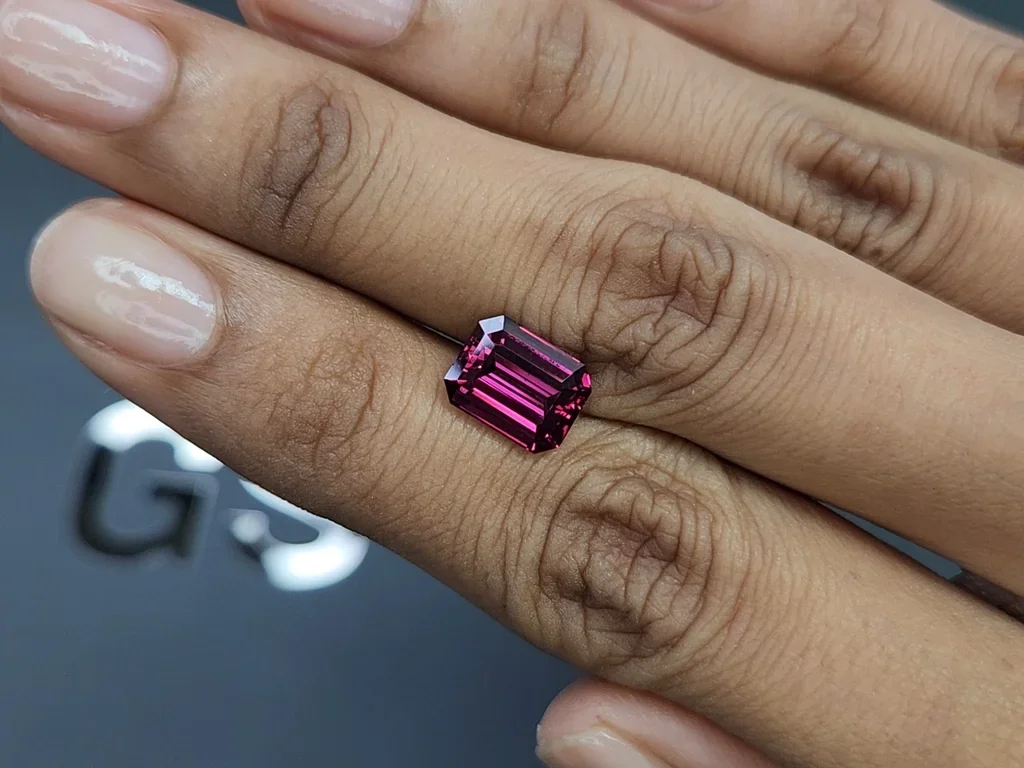 Granate rodolita, talla octogonal, 3,86 quilates, África Image №2