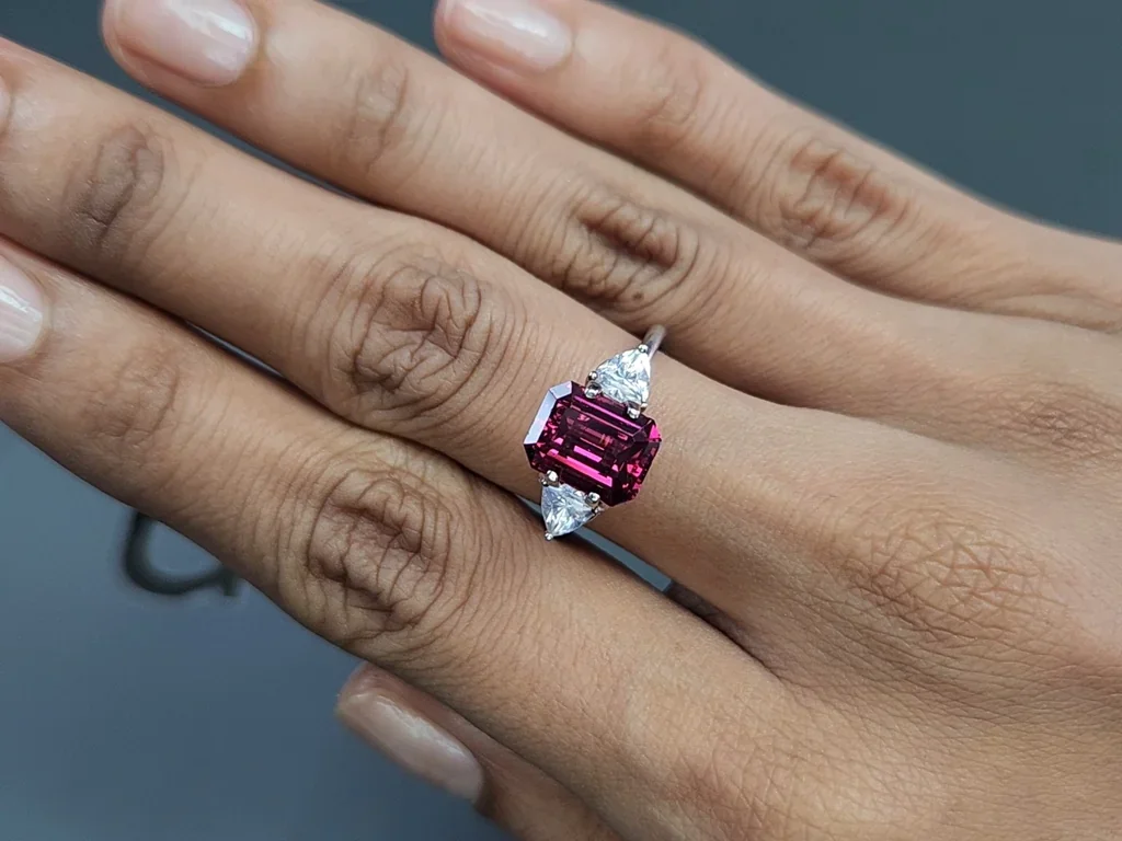 Granate rodolita, talla octogonal, 3,86 quilates, África Image №5