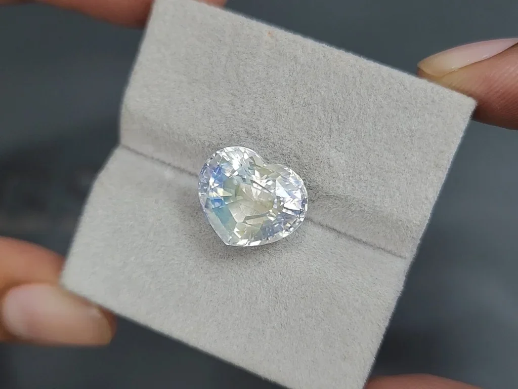 Rainbow moonstone heart shape 8.32 carats, Madagascar Image №4