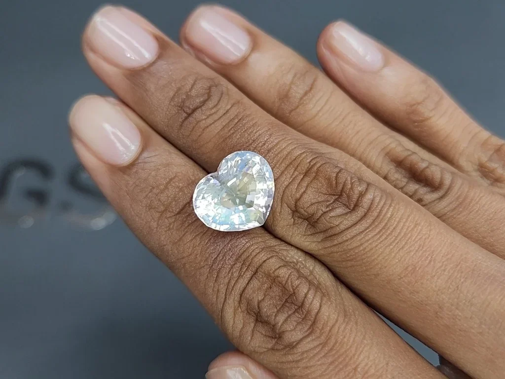 Rainbow moonstone heart shape 8.32 carats, Madagascar Image №2
