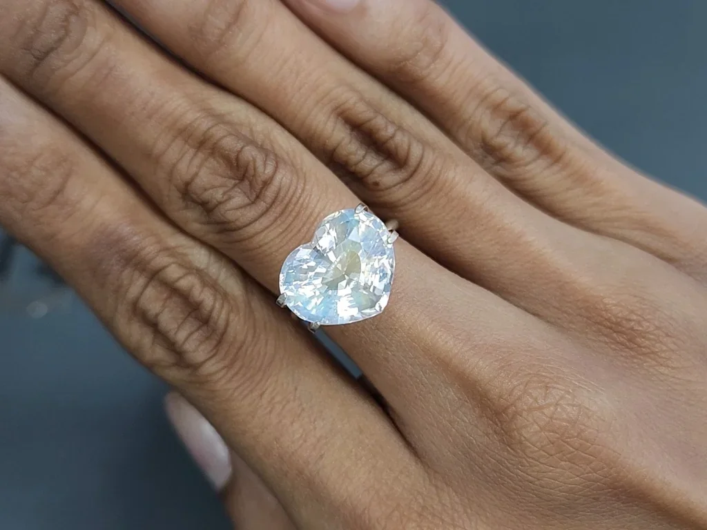 Rainbow moonstone heart shape 8.32 carats, Madagascar Image №5