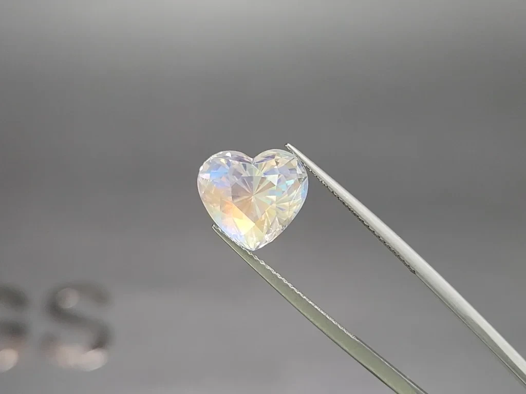 Pierre de lune arc-en-ciel taille en cœur 7,04 carats, Madagascar Image №3