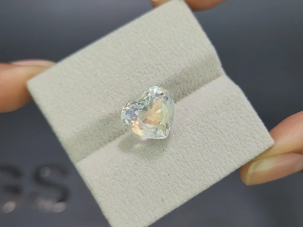 Pierre de lune arc-en-ciel taille en cœur 7,04 carats, Madagascar Image №4