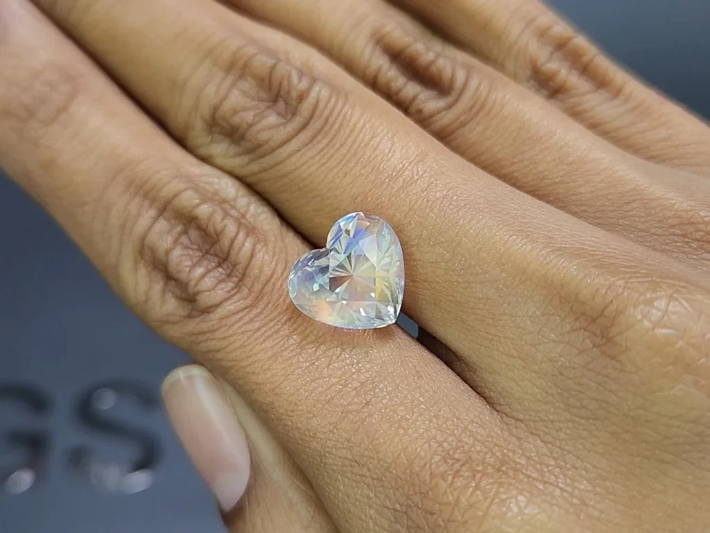 Pierre de lune arc-en-ciel taille en cœur 7,04 carats, Madagascar Image №2