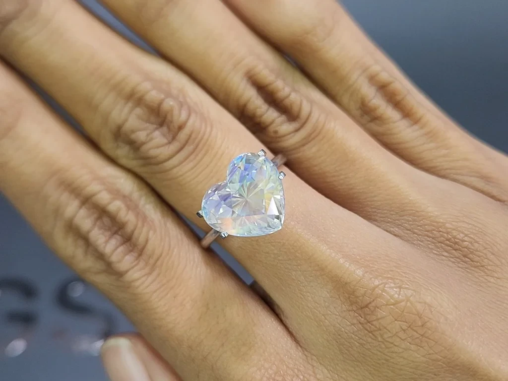 Pierre de lune arc-en-ciel taille en cœur 7,04 carats, Madagascar Image №5