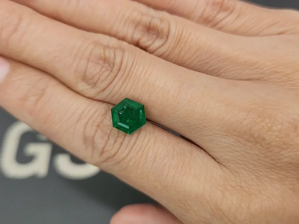 Émeraude verte éclatante taille hexagonale 3,00 carats, Pakistan Image №2
