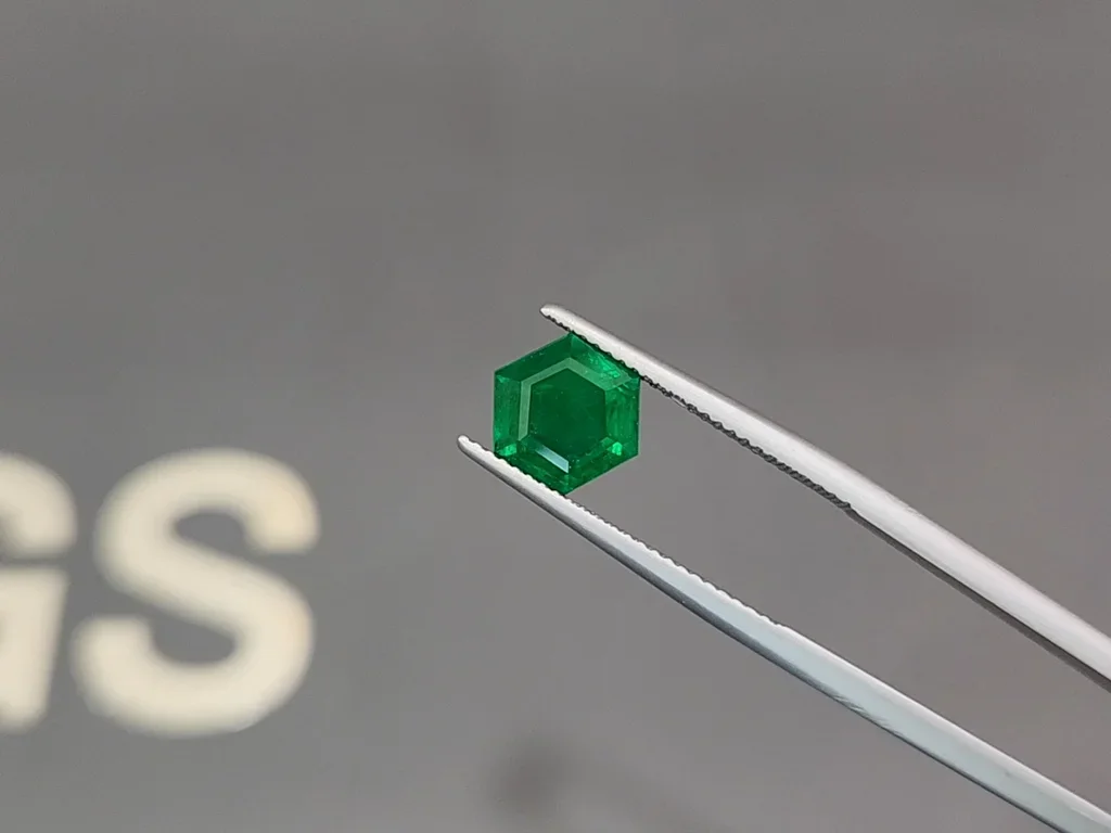 Émeraude verte éclatante taille hexagonale 3,00 carats, Pakistan Image №3
