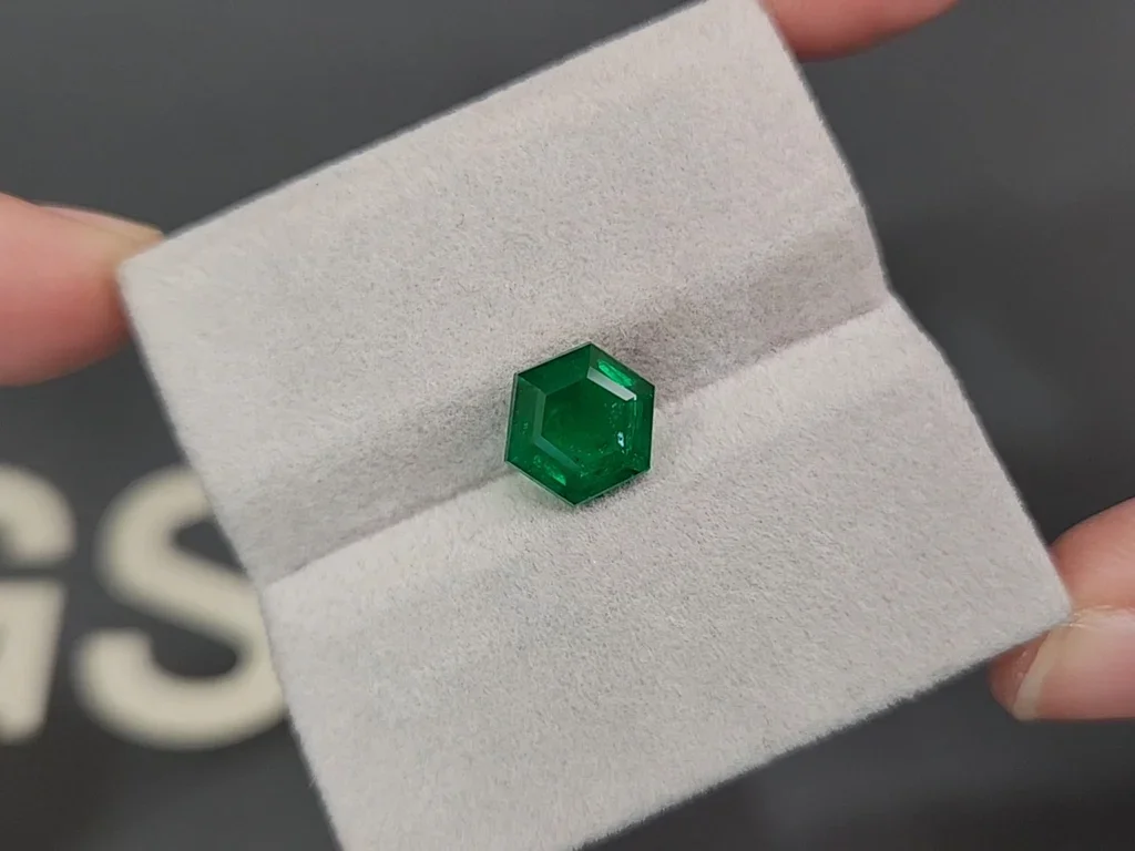 Émeraude verte éclatante taille hexagonale 3,00 carats, Pakistan Image №4