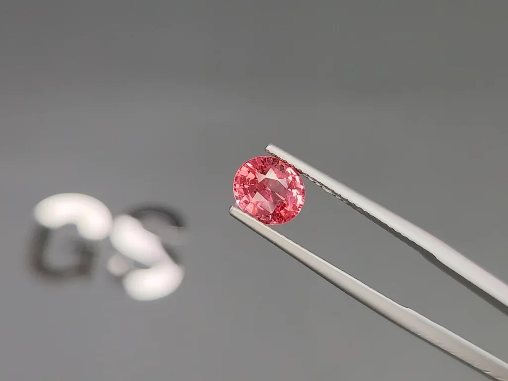 Spinelle Mahenge rose vif taille ovale 1,56 ct Tanzanie Image №3