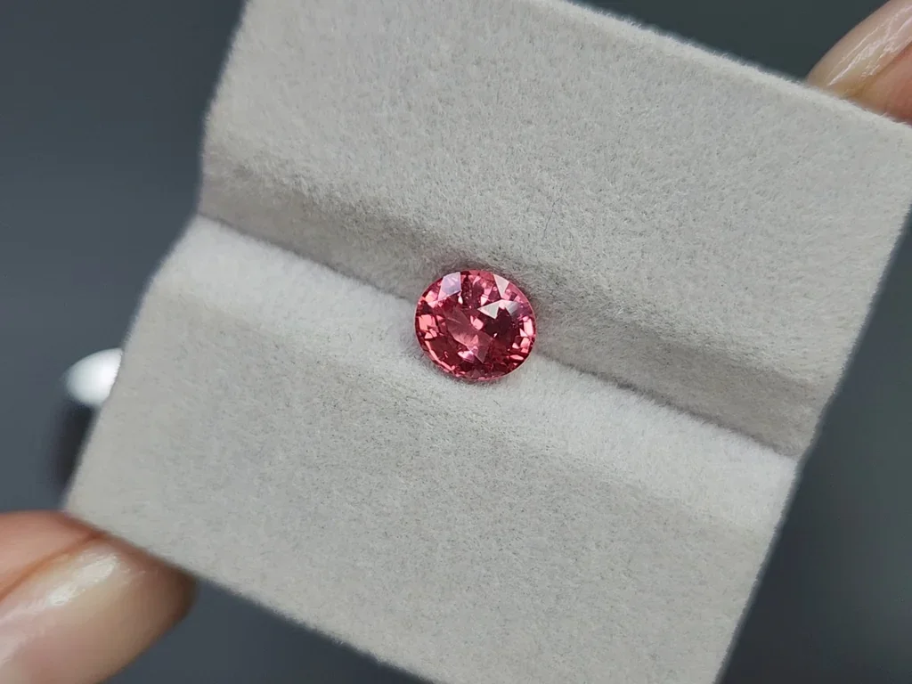 Spinelle Mahenge rose vif taille ovale 1,56 ct Tanzanie Image №4