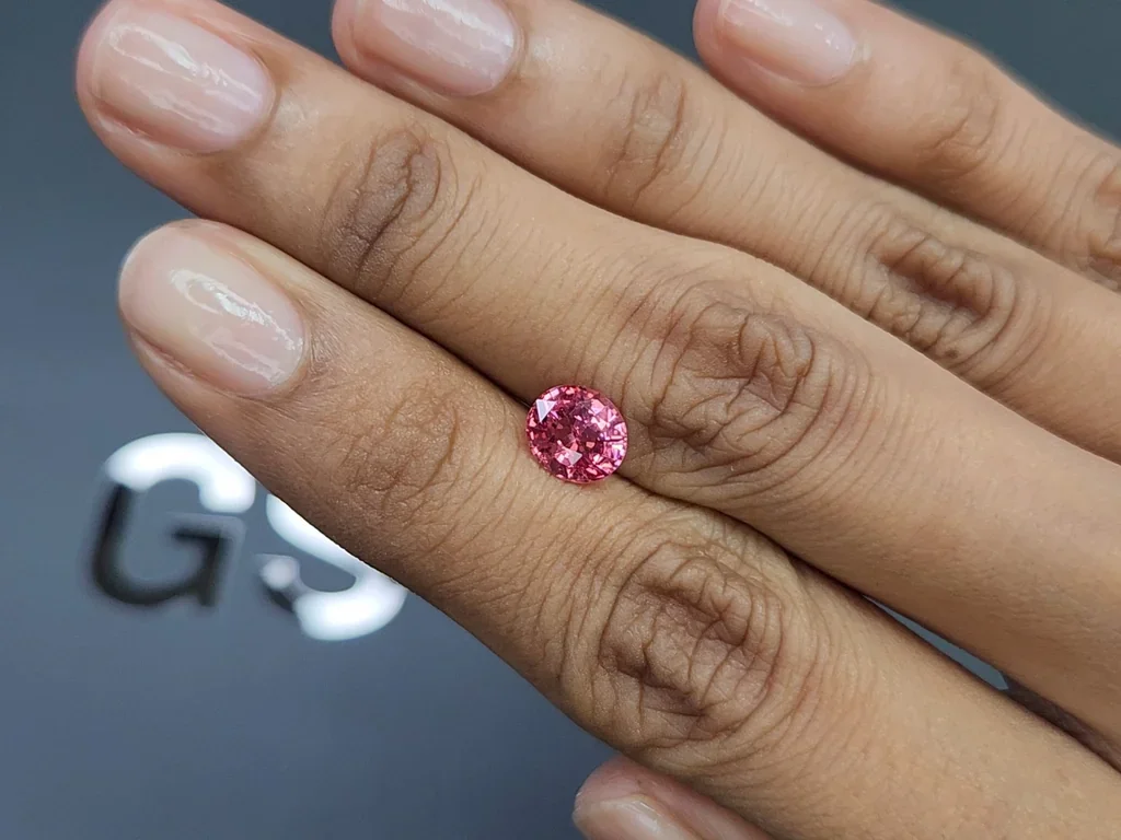 Spinelle Mahenge rose vif taille ovale 1,56 ct Tanzanie Image №2