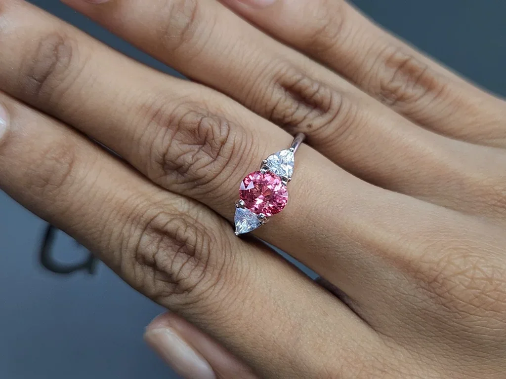 Spinelle Mahenge rose vif taille ovale 1,56 ct Tanzanie Image №5