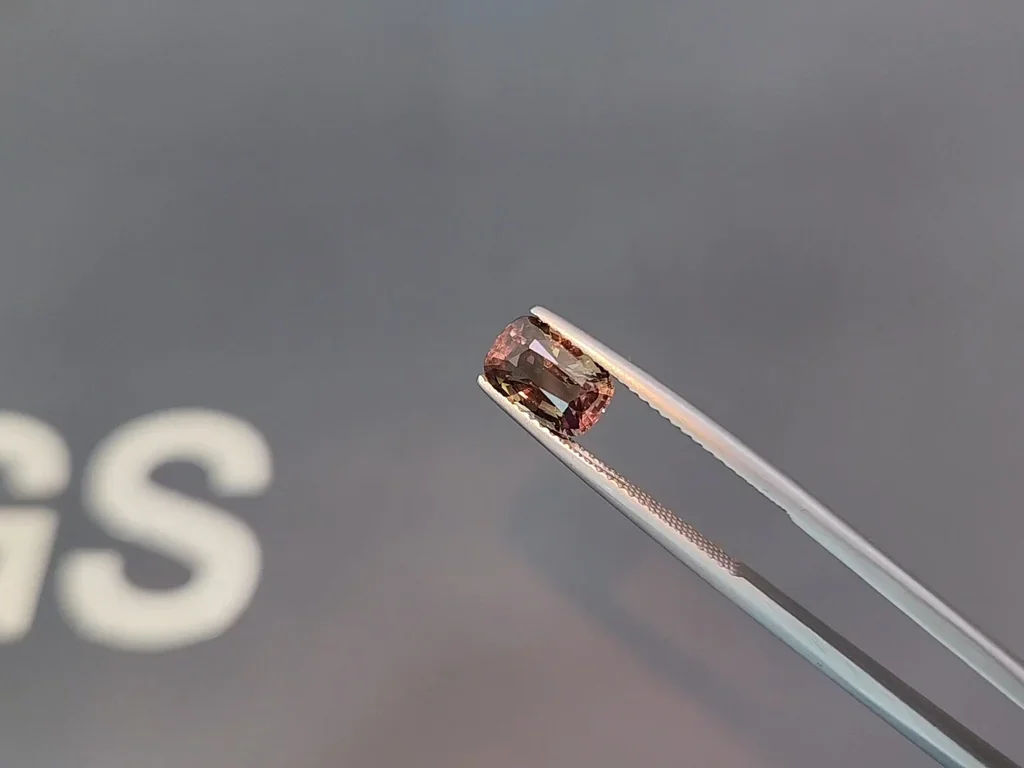 Alejandrita con cambio de color en talla cojín 1,80 quilates, Tanzania Image №5