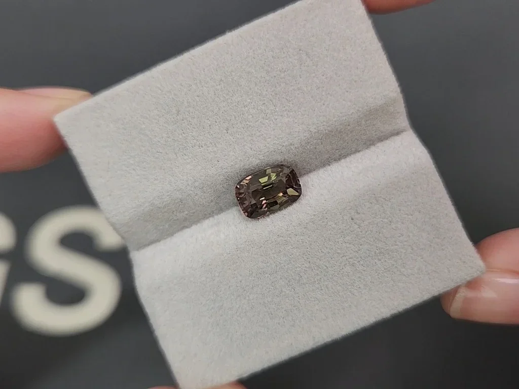 Alejandrita con cambio de color en talla cojín 1,80 quilates, Tanzania Image №6