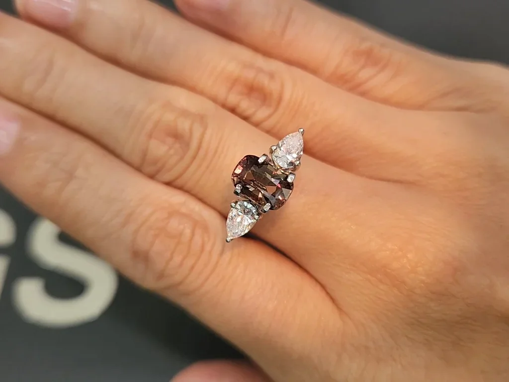 Alejandrita con cambio de color en talla cojín 1,80 quilates, Tanzania Image №8