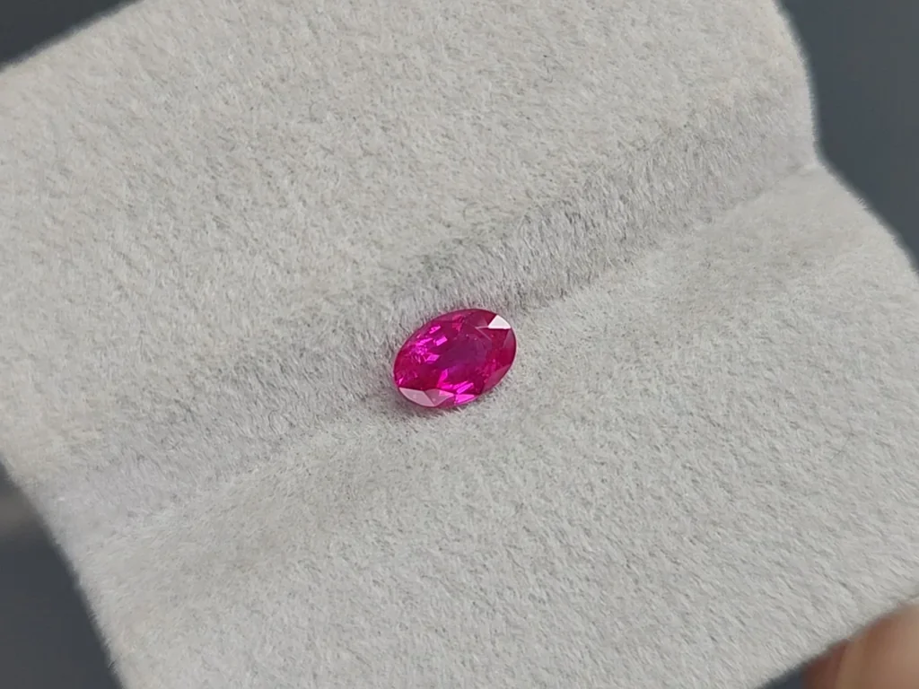 Taubenblut rubin im ovalschliff 0,50 carats, Burma Image №4
