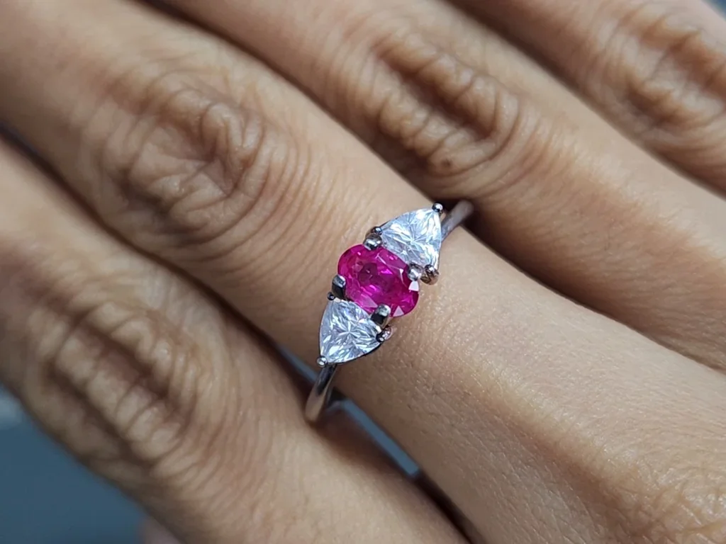 Taubenblut rubin im ovalschliff 0,50 carats, Burma Image №5