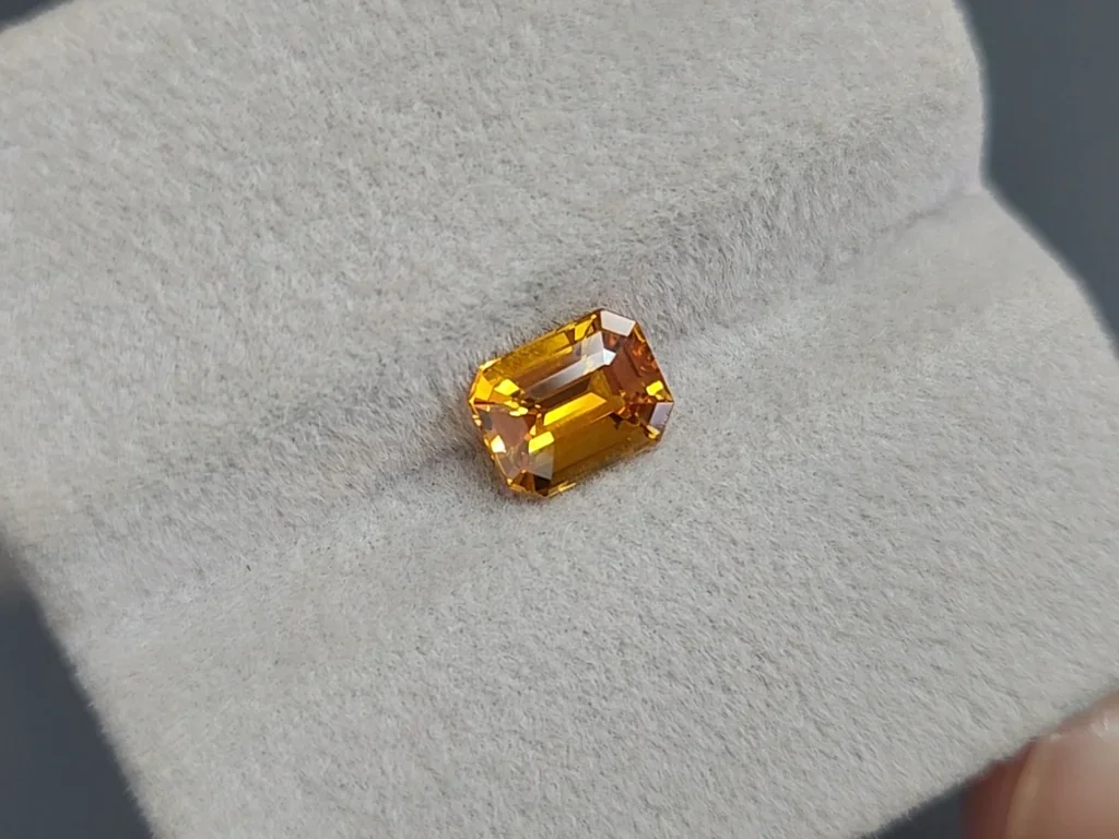 Yellow sapphire octagon cut 1.56 carats, Sri Lanka Image №4