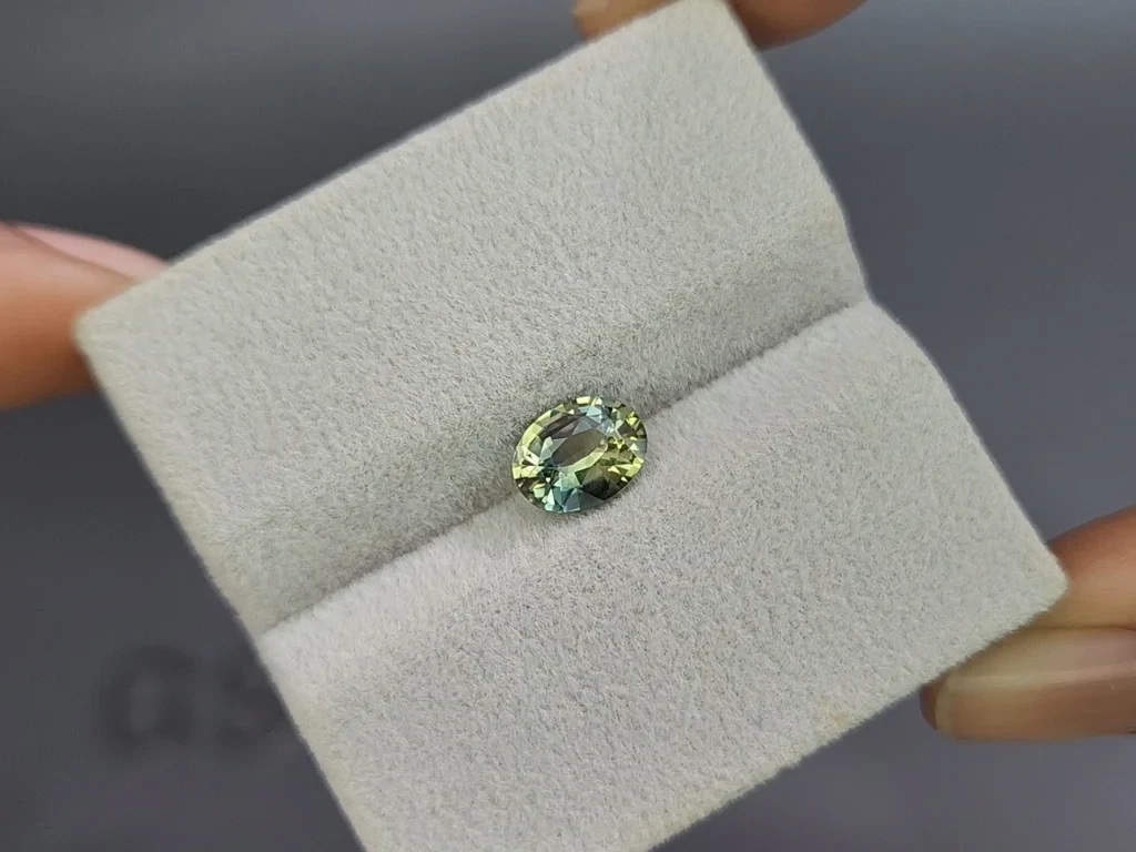 Saphir ovale bicolore non chauffé de 1,55 carat, Madagascar Image №4