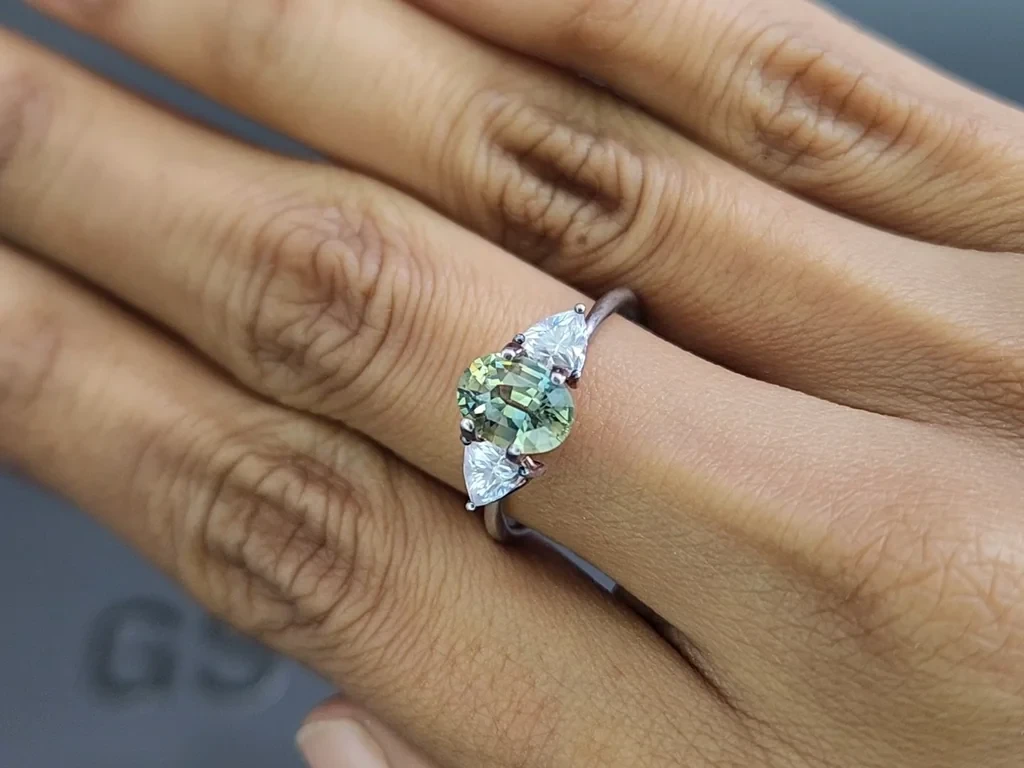 Saphir ovale bicolore non chauffé de 1,55 carat, Madagascar Image №5