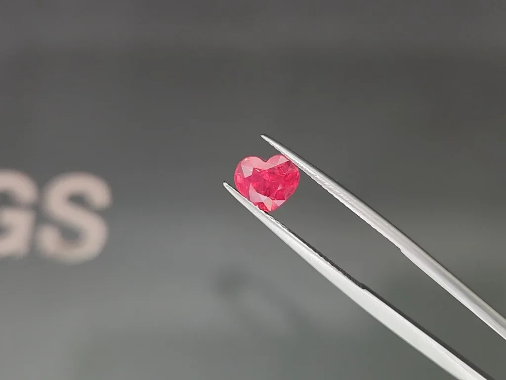 Spinelle rose vif de Mahenge taille cœur, 2,01 carats, Tanzanie Image №3