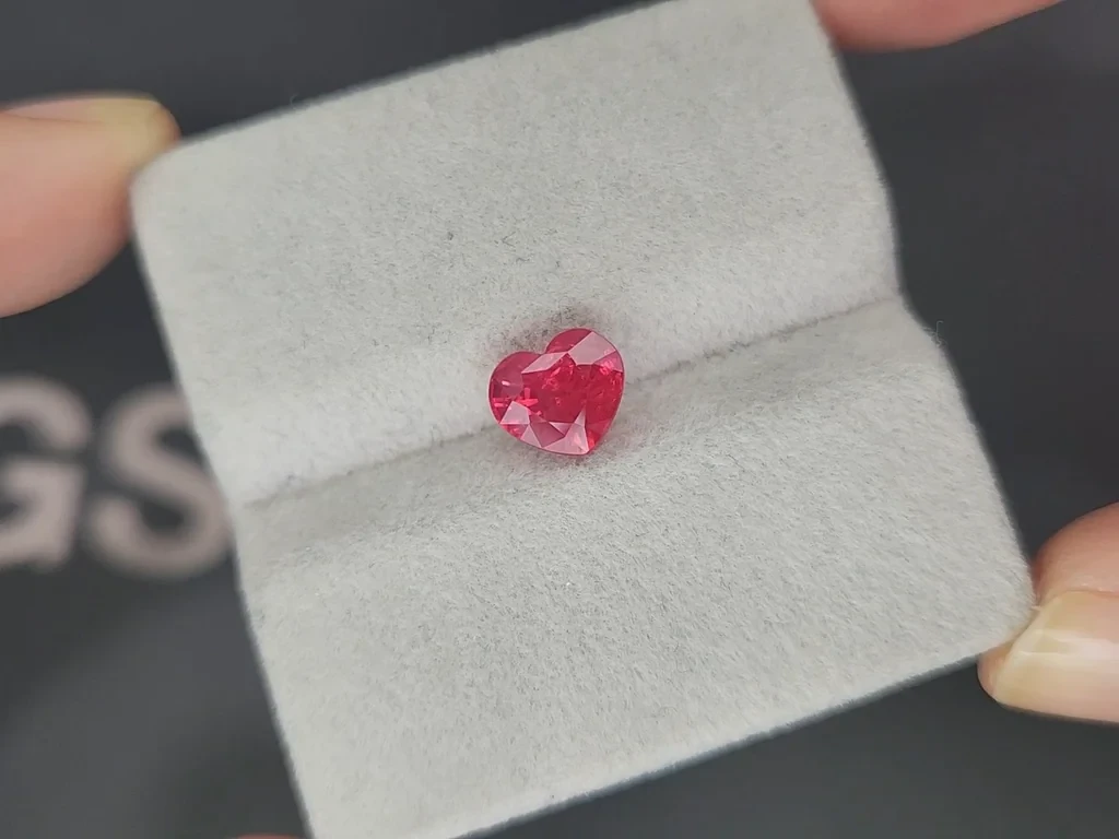 Spinelle rose vif de Mahenge taille cœur, 2,01 carats, Tanzanie Image №4
