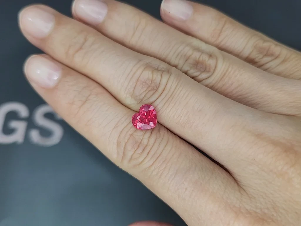Spinelle rose vif de Mahenge taille cœur, 2,01 carats, Tanzanie Image №2