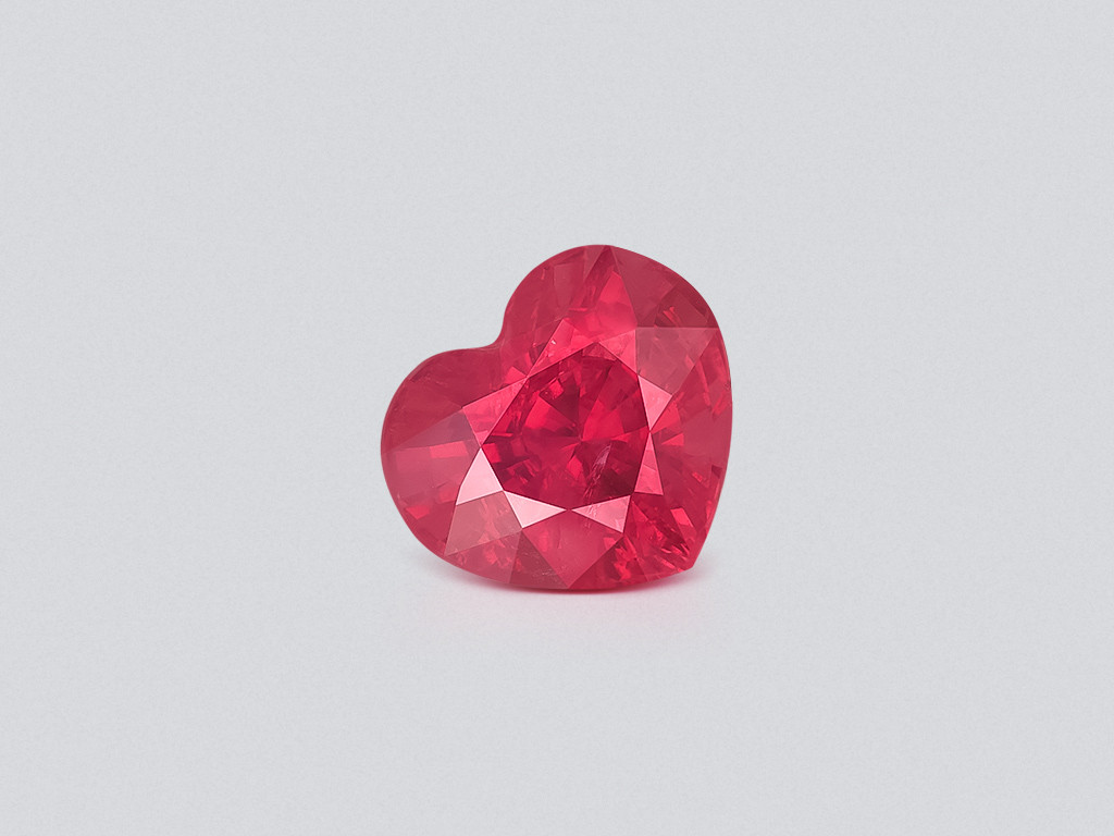 Spinelle rose vif de Mahenge taille cœur, 2,01 carats, Tanzanie Image №1