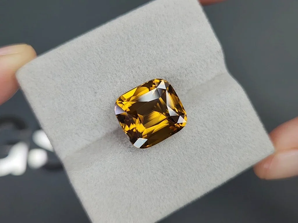 Gelber großer Zirkon im Kissenschliff, 14,38 Karat, Tansania Image №4