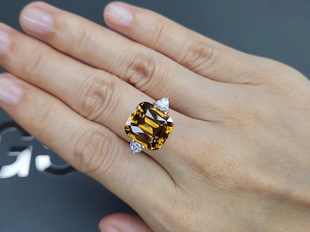 Gelber großer Zirkon im Kissenschliff, 14,38 Karat, Tansania Image №5