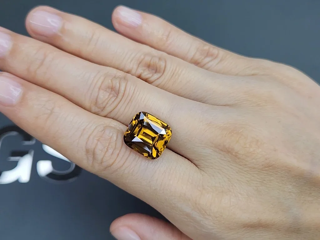 Gelber großer Zirkon im Kissenschliff, 14,38 Karat, Tansania Image №2