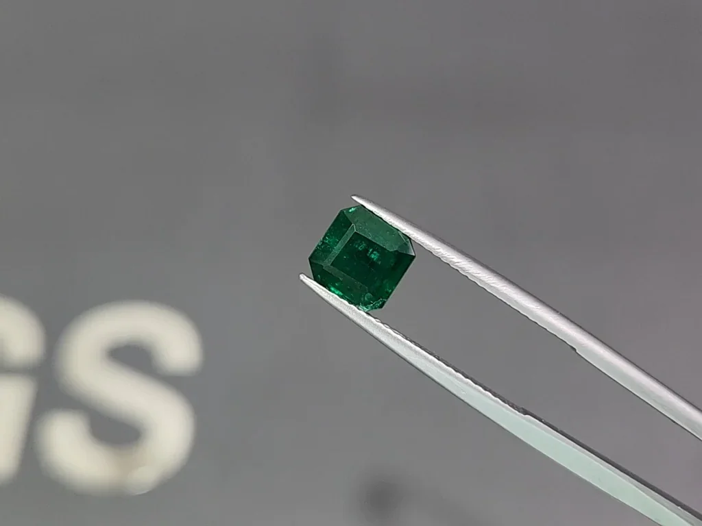 Émeraude taille octogonale vert vif de 2,02 carats, Pakistan Image №3