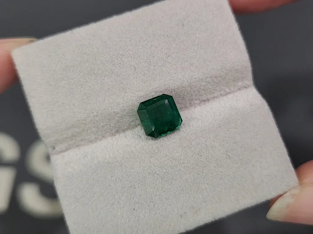 Émeraude taille octogonale vert vif de 2,02 carats, Pakistan Image №4