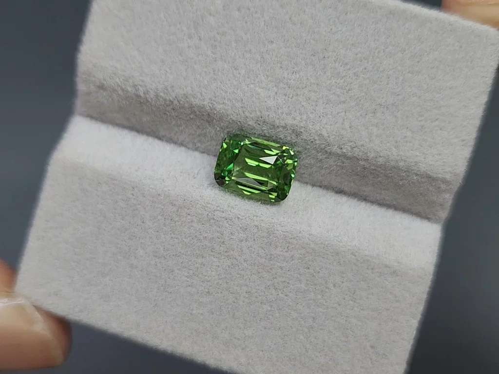 Garnet tsavorite cushion cut 2.15 carats, Africa Image №4