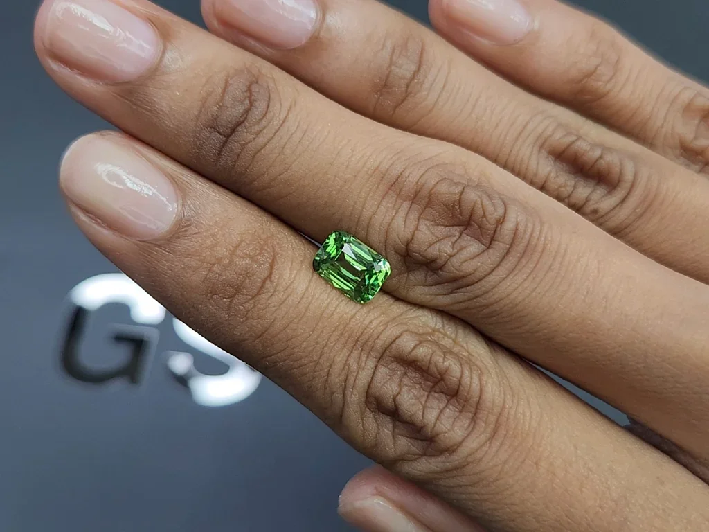 Garnet tsavorite cushion cut 2.15 carats, Africa Image №2