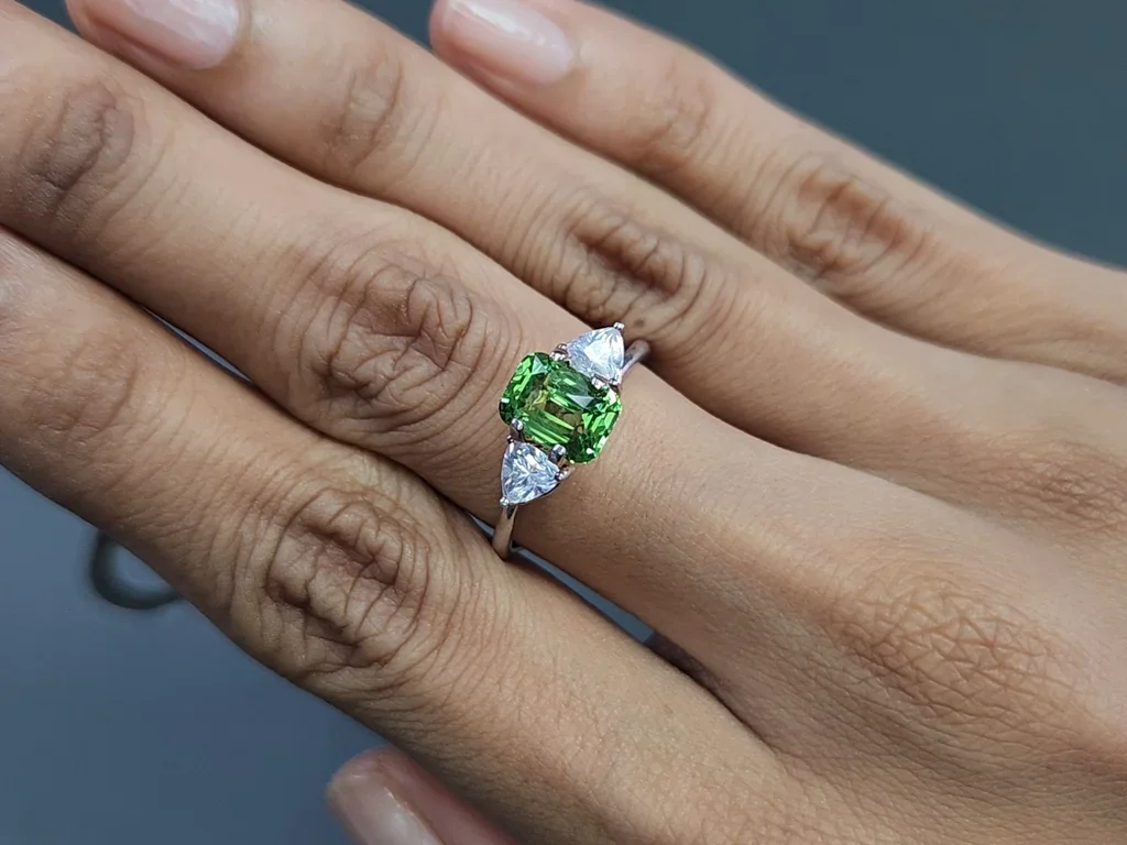 Garnet tsavorite cushion cut 2.15 carats, Africa Image №5