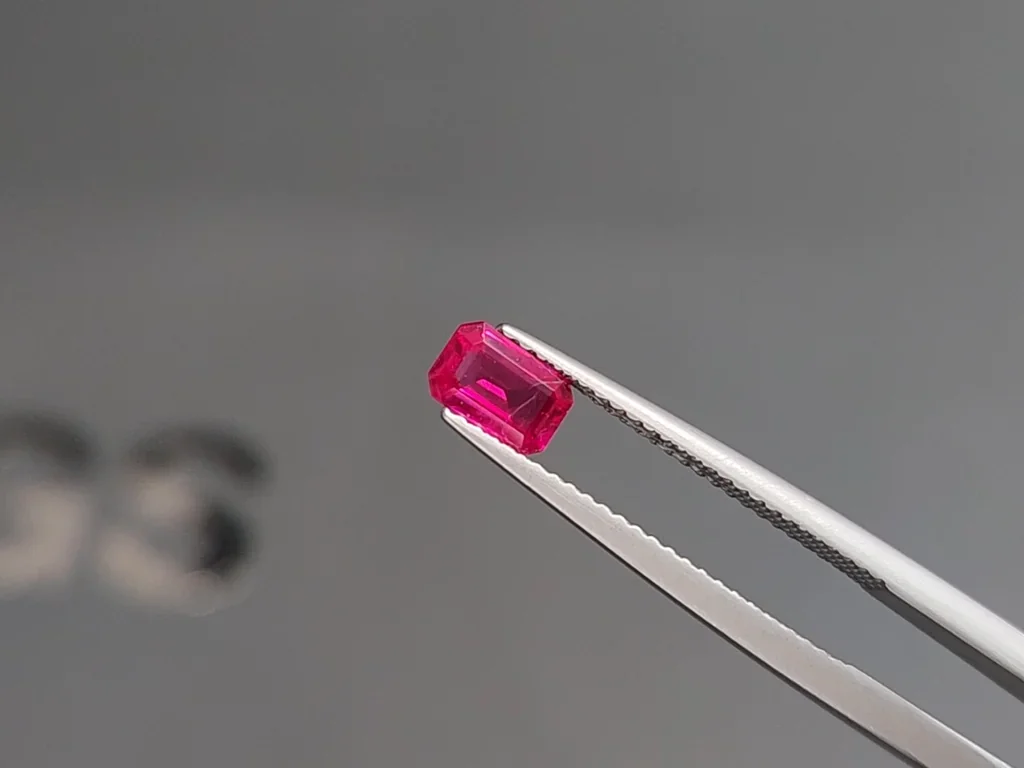 Rubis sang de pigeon taille octogonale 0,61 ct, Birmanie Image №3