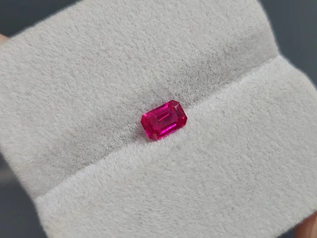 Rubis sang de pigeon taille octogonale 0,61 ct, Birmanie Image №4