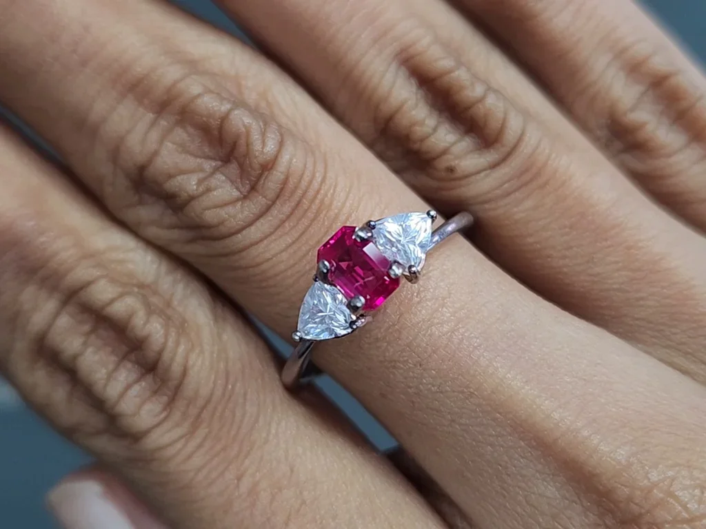 Rubis sang de pigeon taille octogonale 0,61 ct, Birmanie Image №5