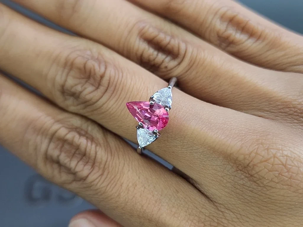 Mahenge-spinell im birnenschliff, leuchtend rosa 1,53 karat, Tansania   Image №5