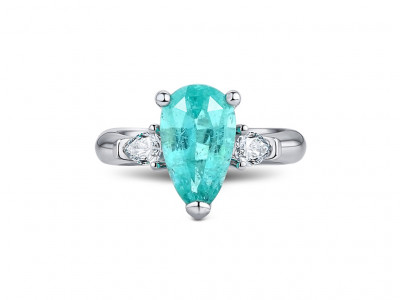 Ein Ring aus Mosambik mit einem 2,4 Karat schweren Paraiba-Turmalin und Diamanten, gefasst in 18-karätigem Weißgold. photo