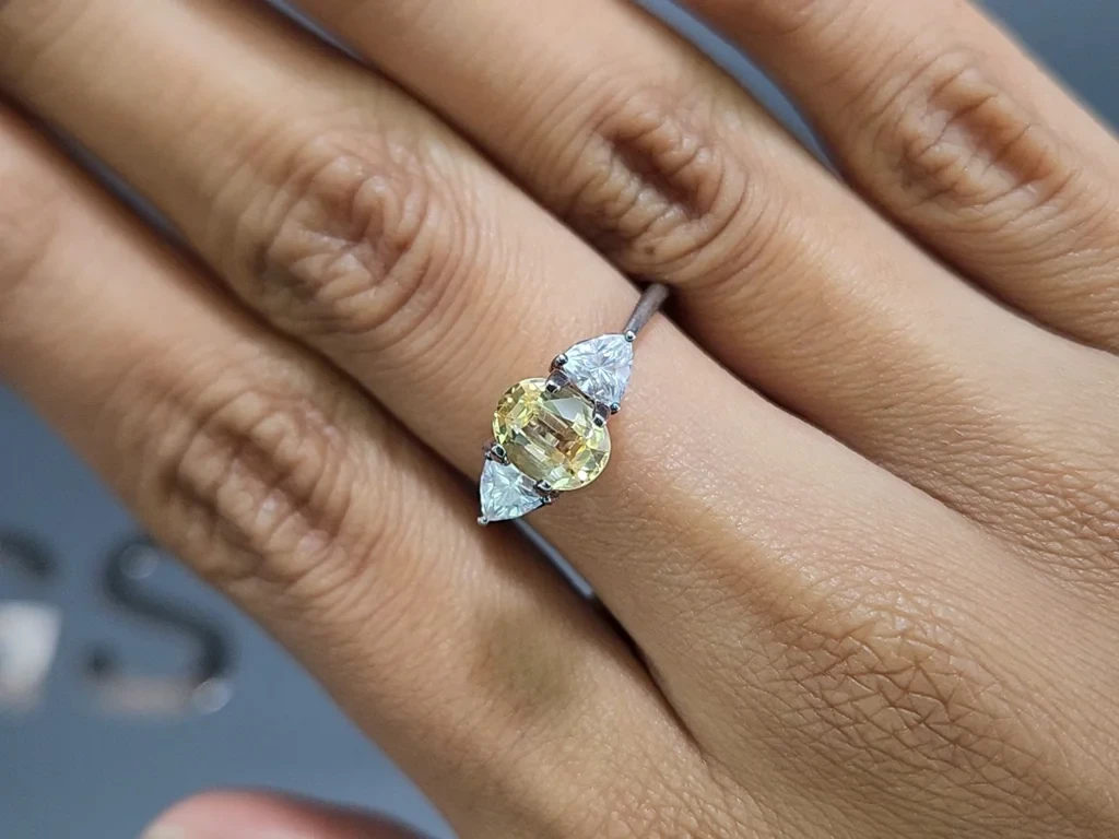 Unbehandelter gelber saphir im ovalschliff 1,54 karat, Sri Lanka Image №5