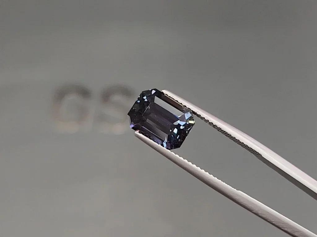 Zafiro octagonal verde azulado sin calentar de 6,03 carats, Madagascar Image №3