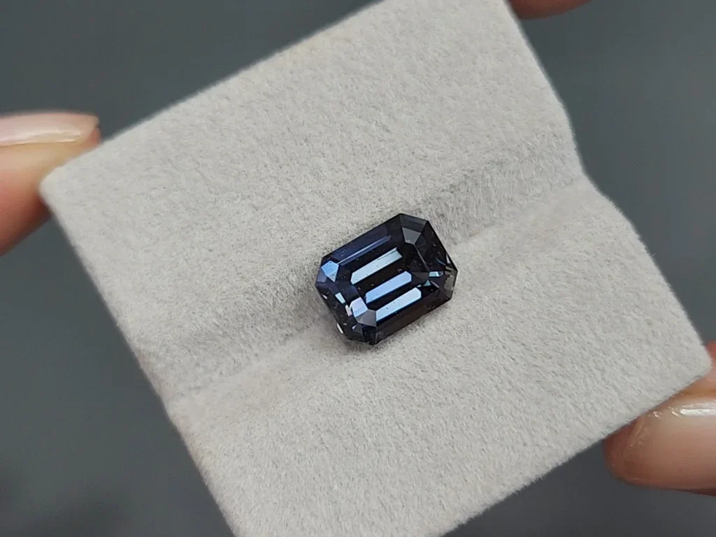 Zafiro octagonal verde azulado sin calentar de 6,03 carats, Madagascar Image №4