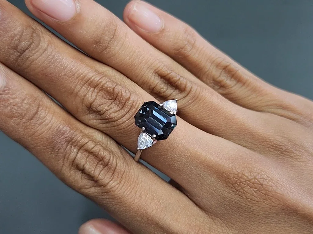 Zafiro octagonal verde azulado sin calentar de 6,03 carats, Madagascar Image №5