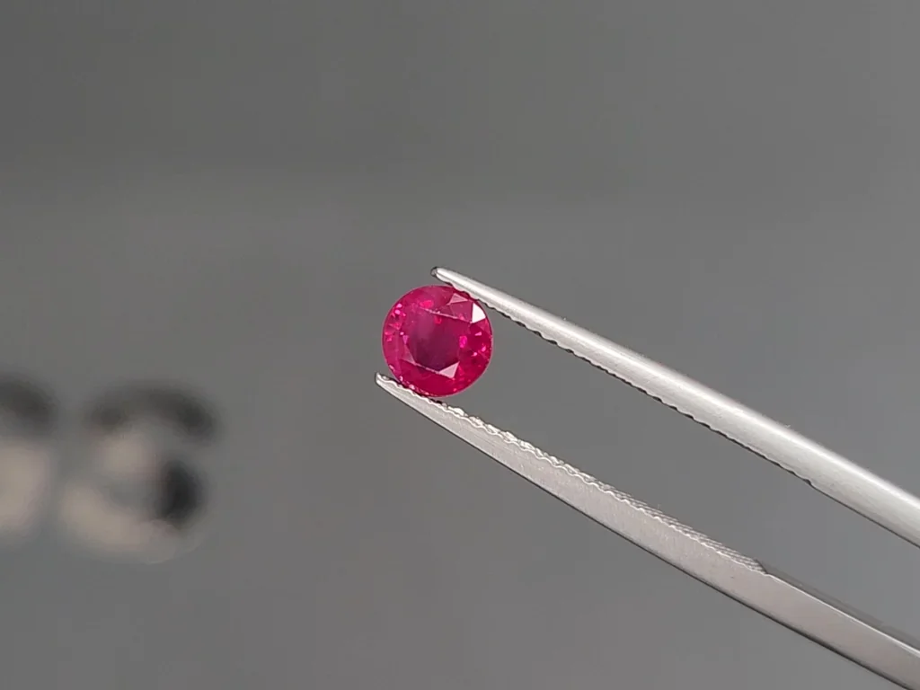 Rubí sangre de paloma, talla redonda 0,96 carats, Birmania Image №3