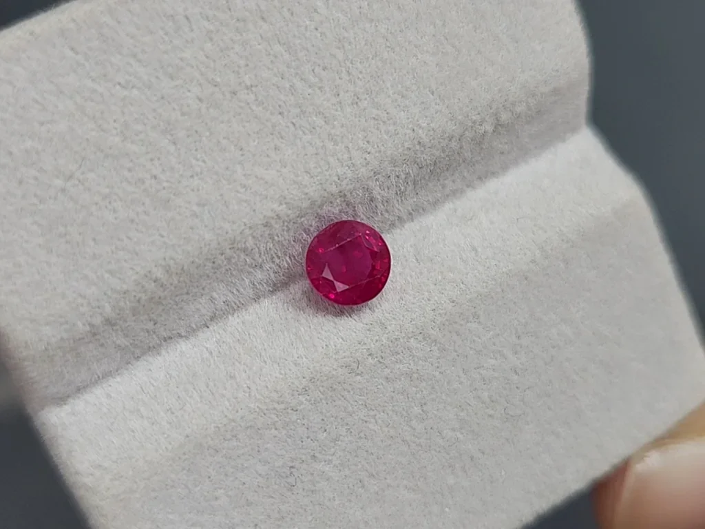 Rubí sangre de paloma, talla redonda 0,96 carats, Birmania Image №4