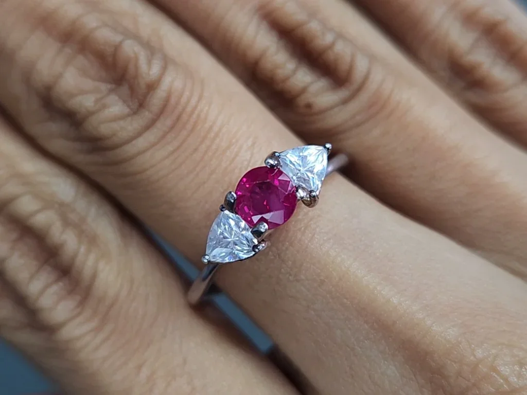 Rubí sangre de paloma, talla redonda 0,96 carats, Birmania Image №5