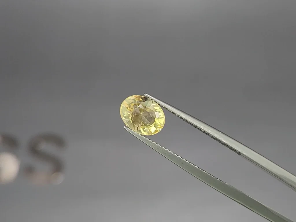 Saphir jaune non chauffé, taille ovale 2,50 carats, Sri Lanka Image №2