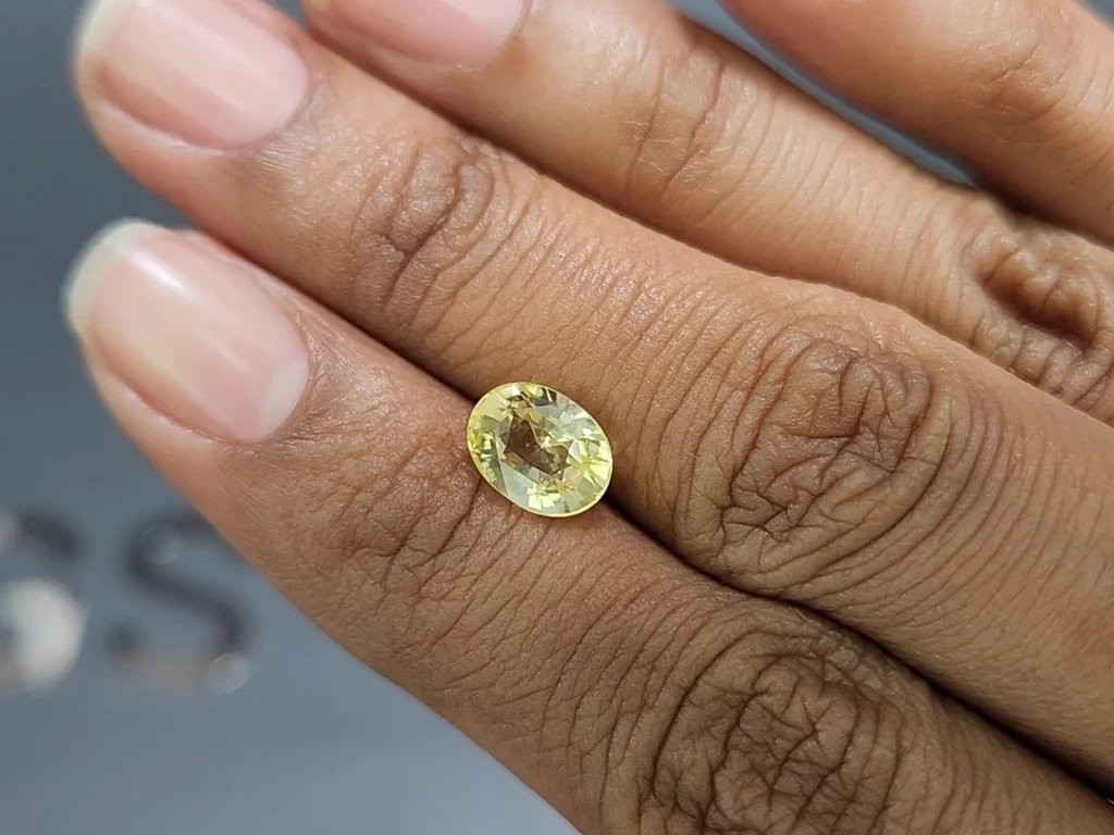 Saphir jaune non chauffé, taille ovale 2,50 carats, Sri Lanka Image №1
